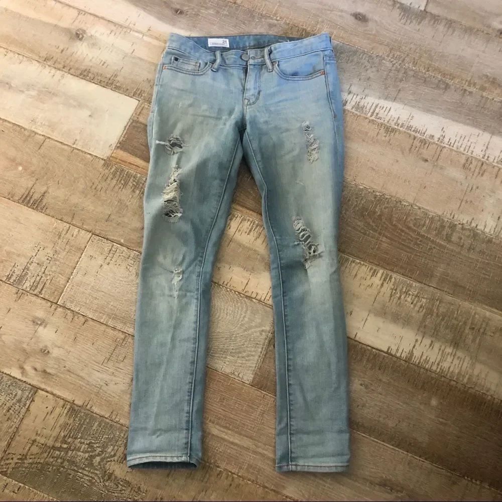 Gap light wash distressed skinny jeans 24